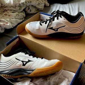 Womens Mizuno indoor sports (volleyball) sneakers